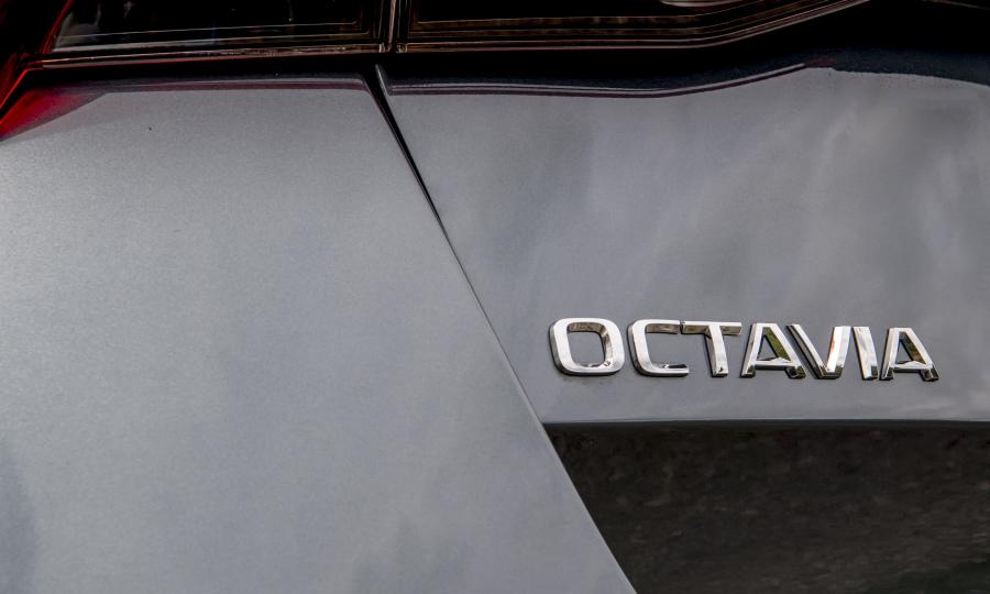 Логотип Skoda Octavia Estate 2020 года  (UK) (фото 36 из 42)